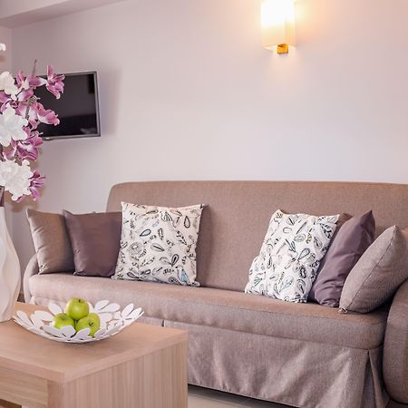 포르토 플라타니아스 비치 리조트 앤 스파 외부 사진 A sofa bed
