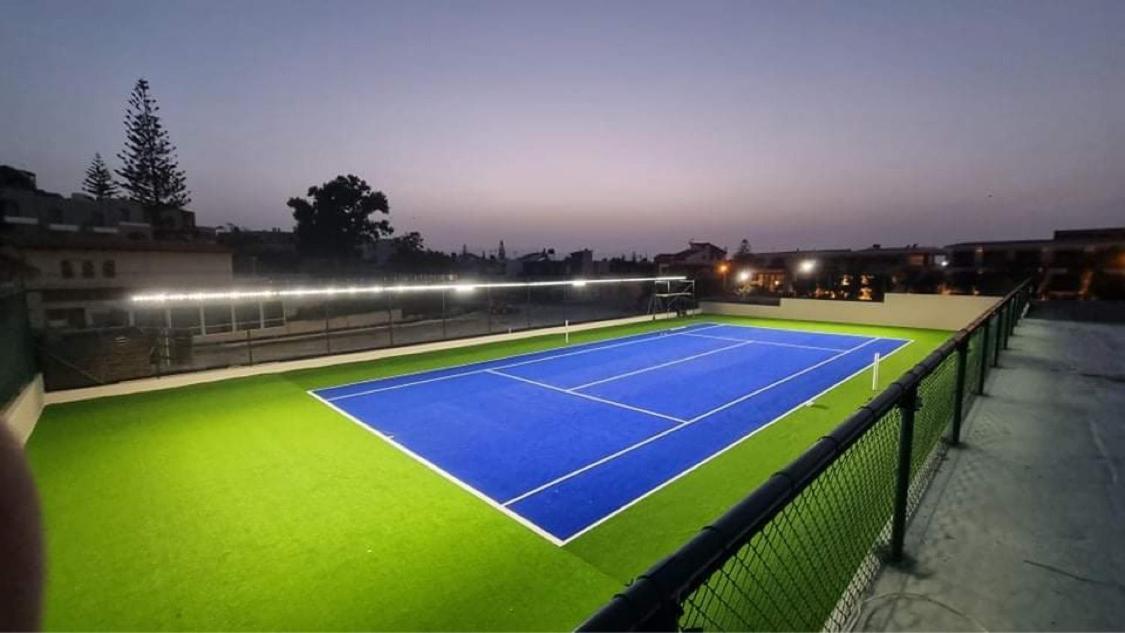 포르토 플라타니아스 비치 리조트 앤 스파 외부 사진 Tennis court at the club