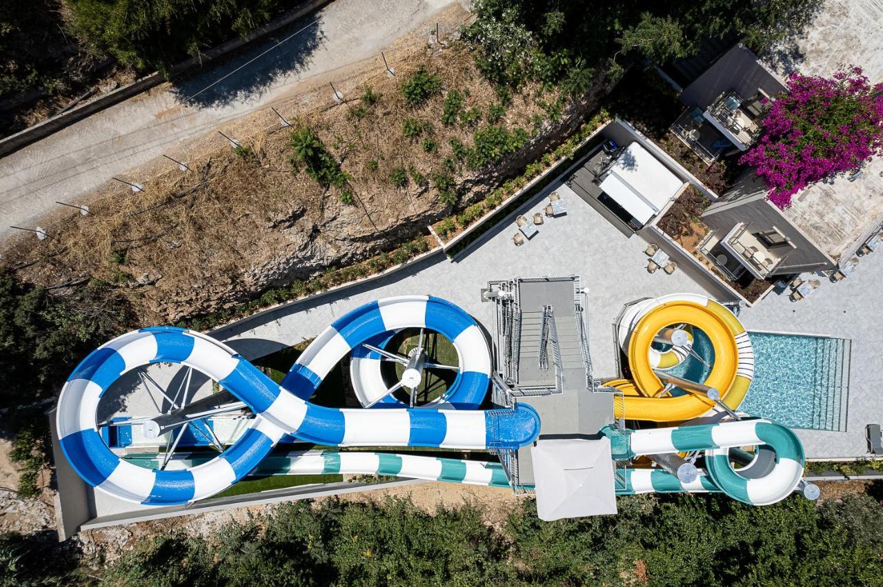 포르토 플라타니아스 비치 리조트 앤 스파 외부 사진 Aerial view of the water park