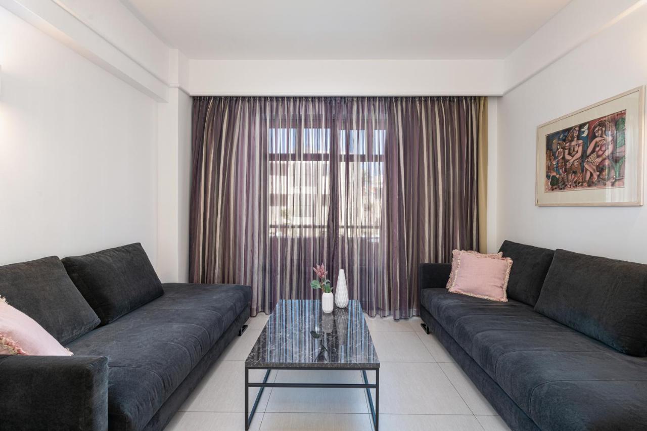 포르토 플라타니아스 비치 리조트 앤 스파 외부 사진 A living room with a curtain