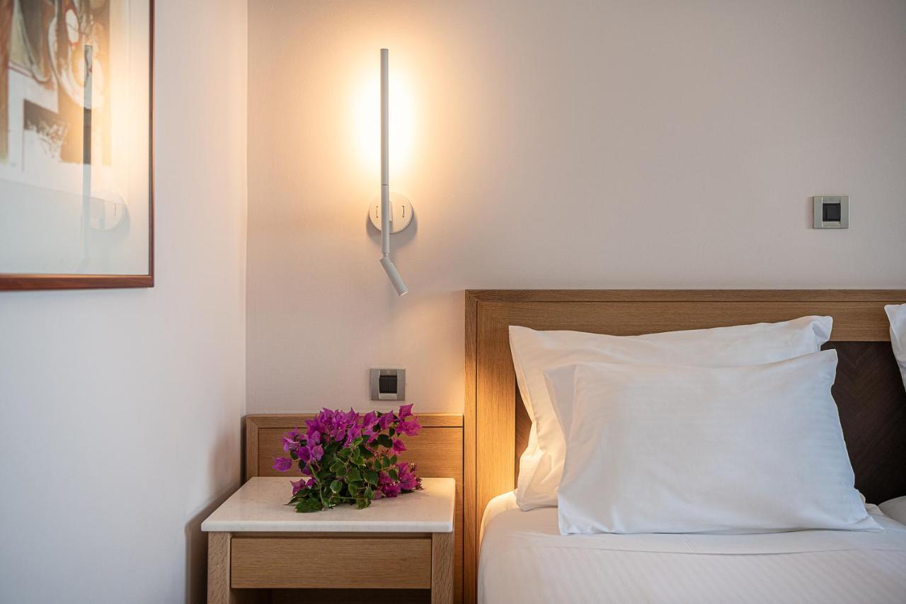 포르토 플라타니아스 비치 리조트 앤 스파 외부 사진 A wall light