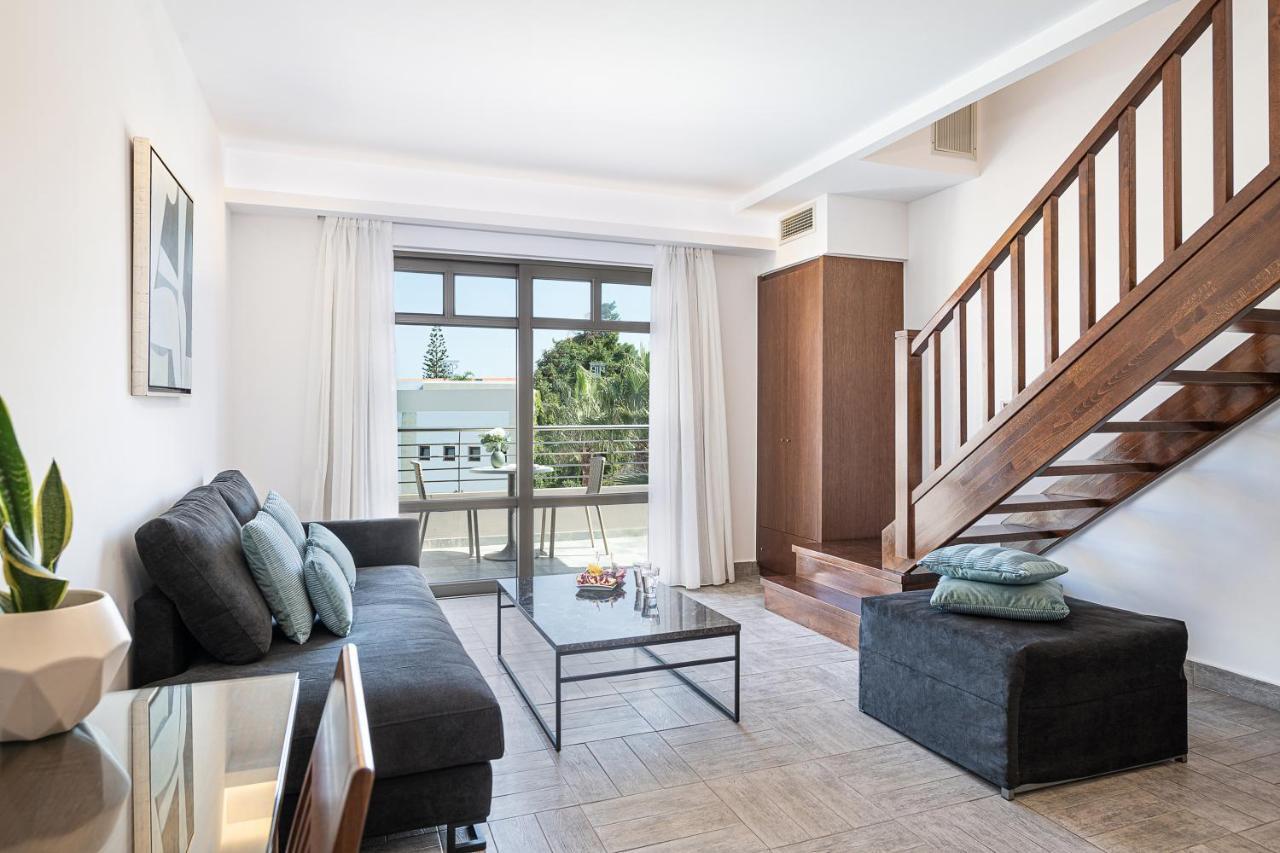 포르토 플라타니아스 비치 리조트 앤 스파 외부 사진 A living room in a house