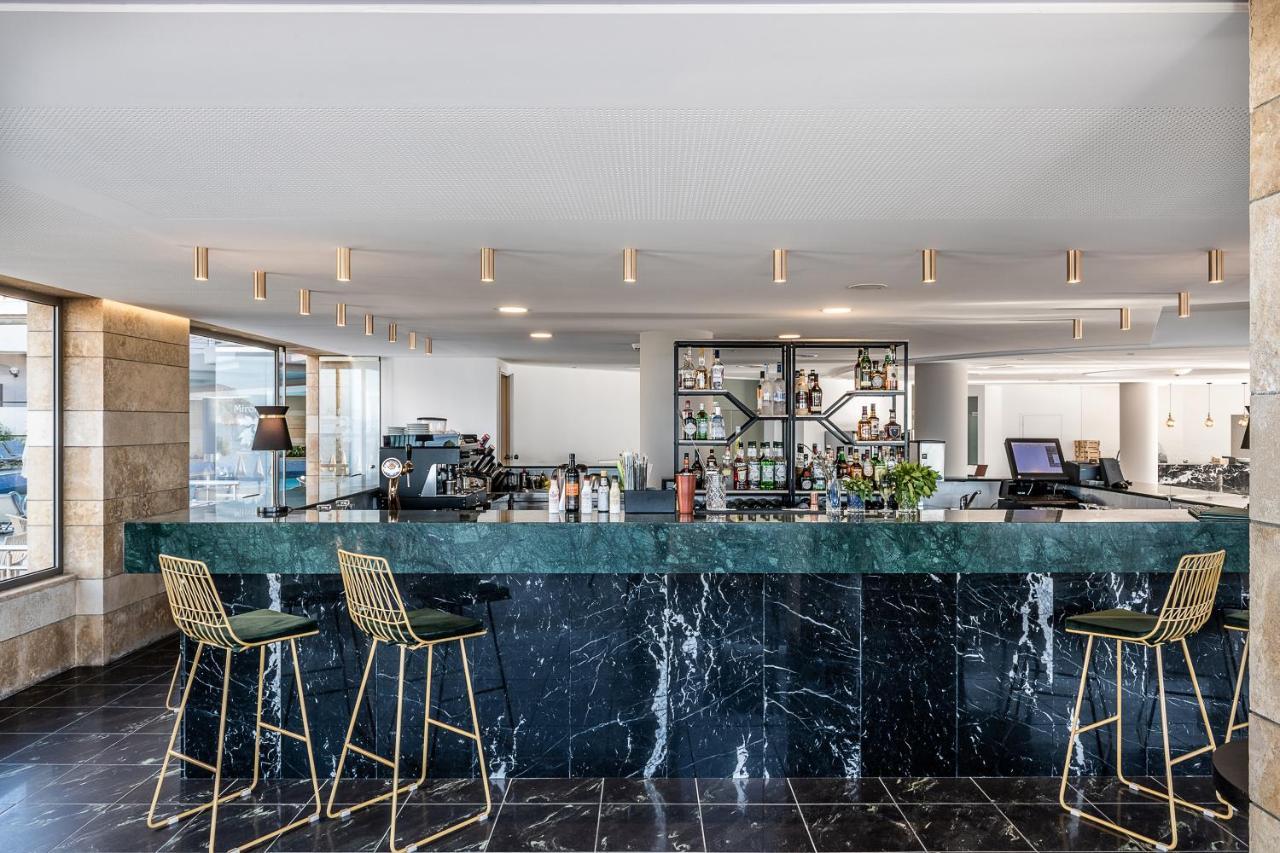 포르토 플라타니아스 비치 리조트 앤 스파 외부 사진 The bar at the 100 East 53rd Street location