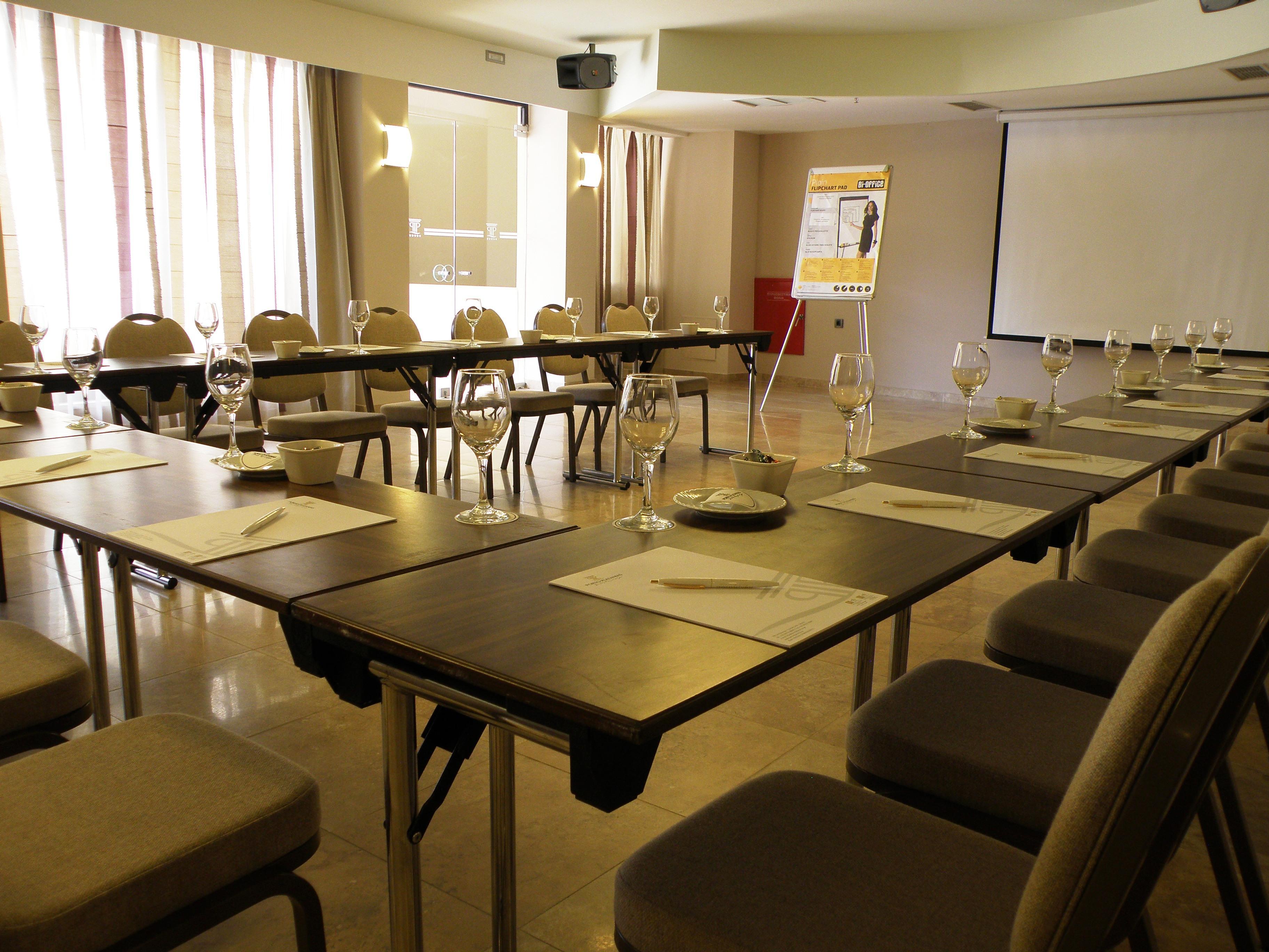 포르토 플라타니아스 비치 리조트 앤 스파 외부 사진 A meeting room at the hotel