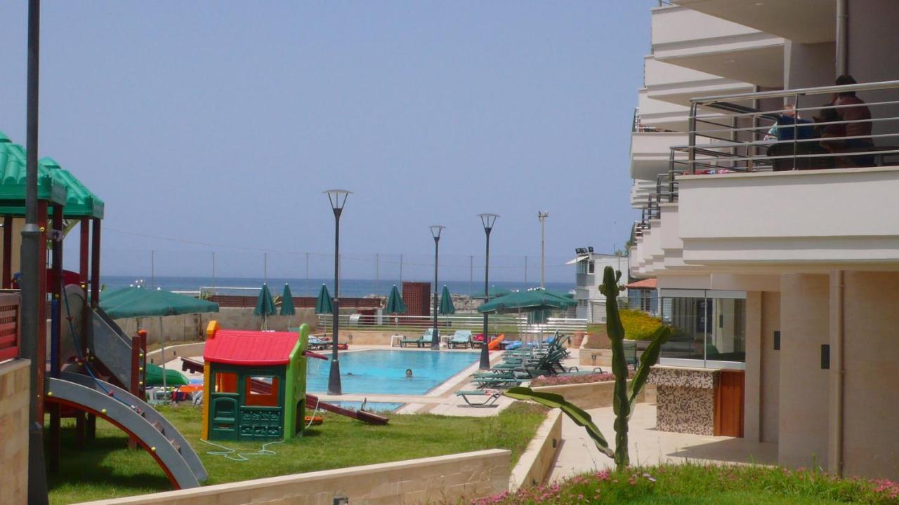 포르토 플라타니아스 비치 리조트 앤 스파 외부 사진 A view of the beach