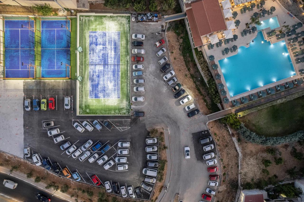 포르토 플라타니아스 비치 리조트 앤 스파 외부 사진 Aerial view of the tennis courts